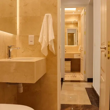 Platform 357 Amfitritis Luxury With Pool And Gym Lägenhet Nicosia